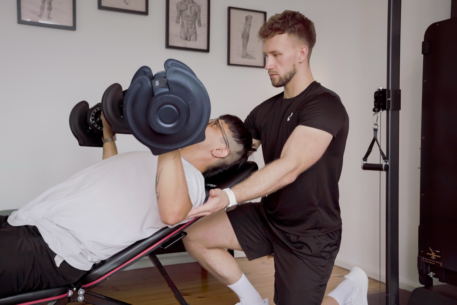 Alexander betreut einen Klienten beim Training im Homegym