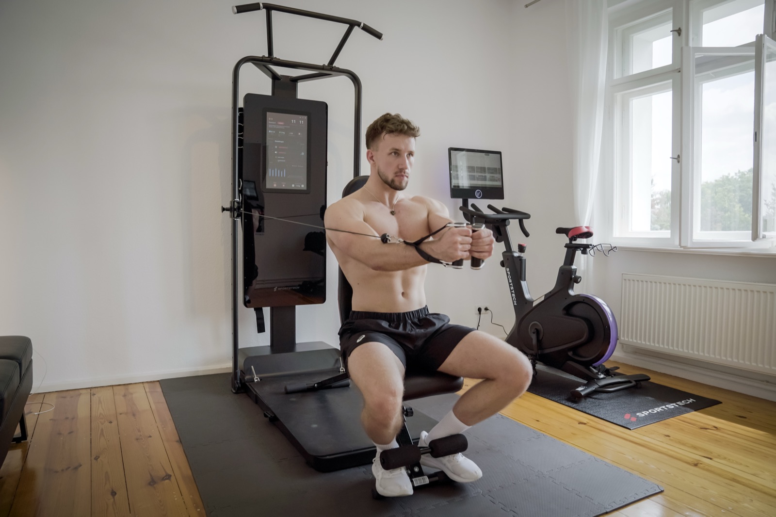 Homegym mit Multifunktionsstation und Bike